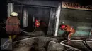 Petugas pemadam kebakaran berjibaku melakukan pemadaman di Pasar Senen, Jakarta Pusat, Kamis (19/1). Ada 42 unit mobil pemadam kebakaran yang dikerahkan ke lokasi kebakaran. (Liputan6.com/Faizal Fanani)
