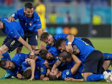 Pemain Italia merayakan gol kedua mereka ke gawang Swiss selama pertandingan grup A Euro 2020 di stadion Olimpiade di Roma, Italia, Rabu (16/6/2021). Italia menang atas Swiss dengan skor 3-0.  (AP Photo/Alessandra Tarantino, Pool)