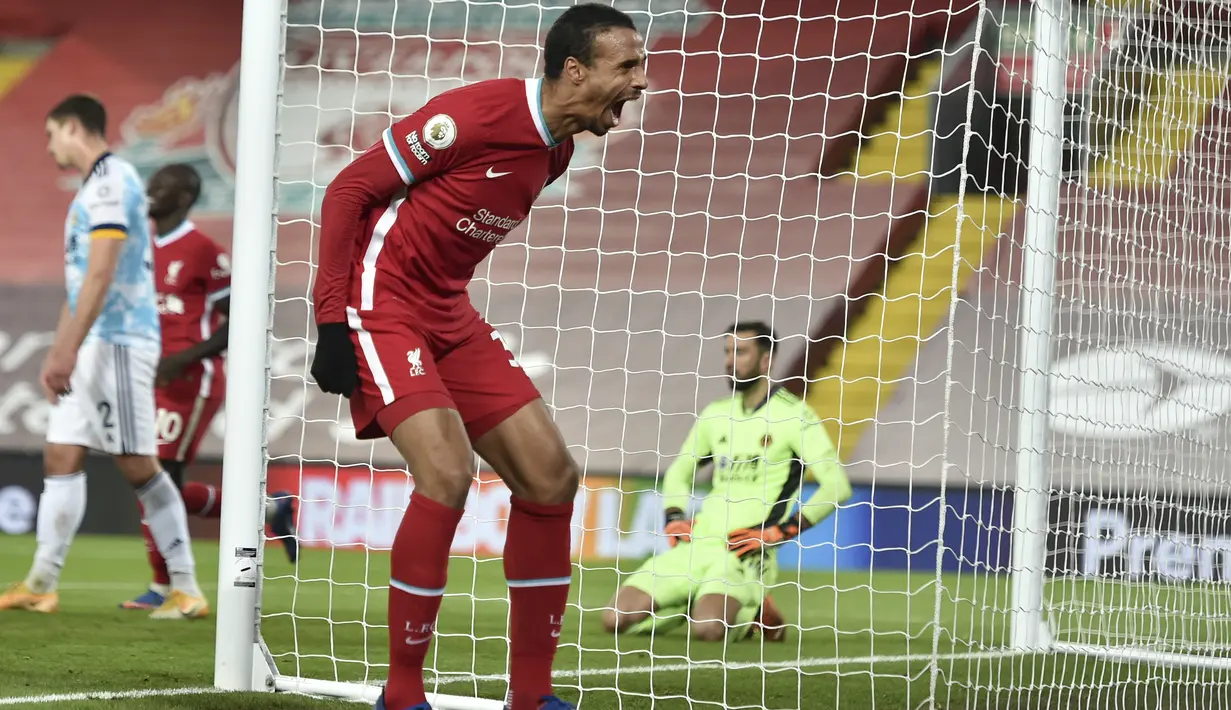 Bek Liverpool, Joel Matip berselebrasi usai mencetak gol ke gawang Wolverhampton Wanderers pada pertandingan lanjutan Liga Inggris di Stadion Anfield, Liverpool, Inggris, Minggu (7/12/2020). Liverpool menang telak atas Wolverhampton 4-0. (Peter Powell/Pool via AP)