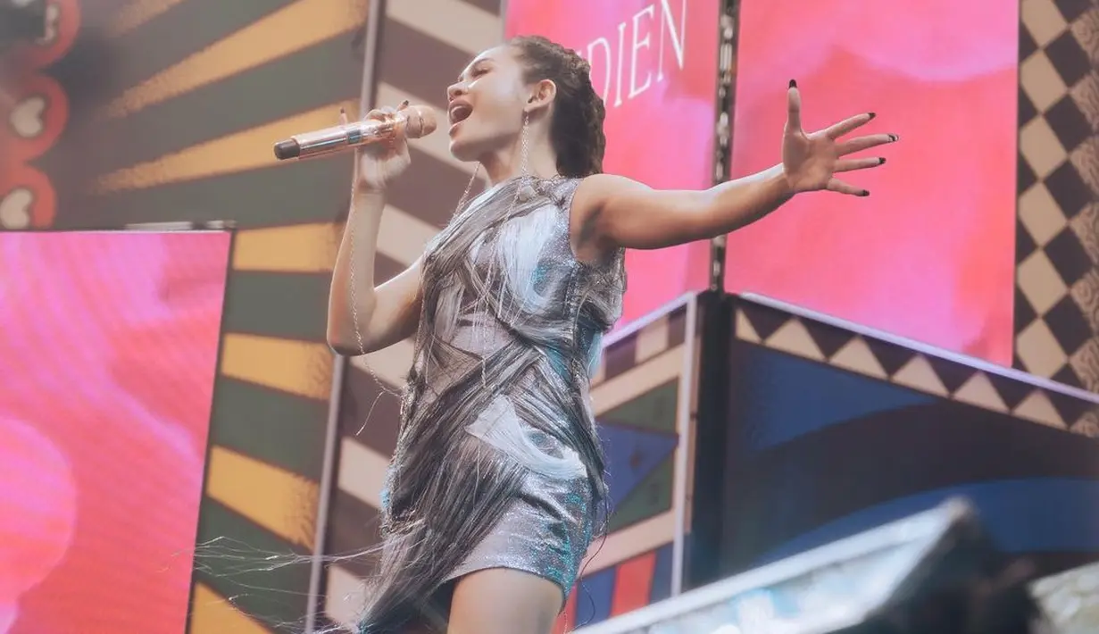 Rabu (12/10/2022), Andien mengunggah 9 potret dan sebuah video yang memperlihatkan kemeriahan saat manggung via akun Instagram terverifikasi. Ia berbagi cerita di balik performanya yang cetar. “Setengah jam sebelum on stage sempet dibilangin worst scenarionya kita nggak jadi main kalo hujannya masih sebesar ini,” tulis Andien bersama foto-foto tersebut. (Foto: Dok. Instagram @andienaisyah)