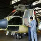 Teknisi PT Dirgantara Indonesia mengerjakan body Helikopter Super Puma NAS 332 di hanggar PTDI, Bandung, Jabar. TNI-AU memesan 9 buah helikopter Super Puma 332 seri militer.(Antara)