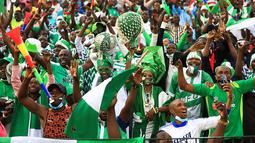 Pendukung Nigeria bersorak selama pertandingan Grup D Piala Afrika (CAN) 2021 antara Nigeria melawan Mesir di Stade Roumde Adjia di Garoua (12/1/2022). Nigeria menang tipis atas Mesir tipis 1-0 lewat gol Kelechi Iheanacho di menit ke-30. (AFP/Daniel Beloumou Olomo)