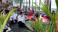Wakil Presiden RI Gibran Rakabuming Raka berbincang dengan keluarga korban tenggelamnya KMP Tunu Pratama Jaya di Selat Bali (Istimewa)