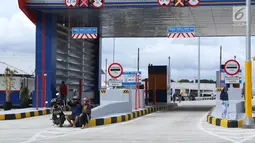 Warga berswafoto berlatar gerbang tol Cigombong I di Cigombong, Kab Bogor, Jawa Barat, usai diresmikan, Sabtu (1/12). Ruas panjang tol Ciawi-Sukabumi Seksi I Ciawi-Cigombong sejauh 15,3 kilometer. (Liputan6.com/Helmi Fithriansyah)