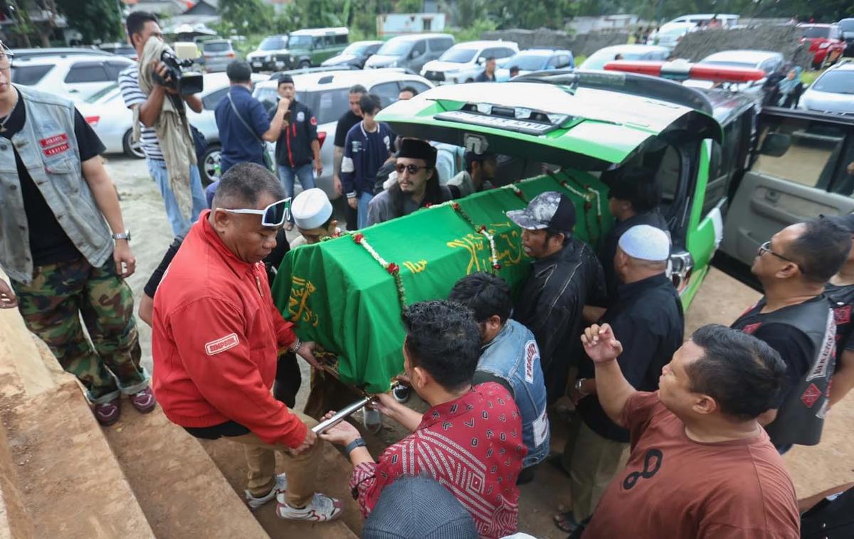 FOTO: Duka Mendalam Mengiringi Pemakaman Gary Iskak di Tanah Kusir