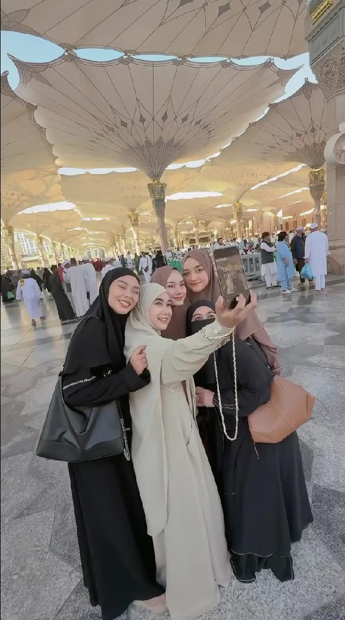 Momen Dinda Hauw, Dara Arafah, Anisa Rahma, Wardah Maulina dan Antik Arifani Jalani Umrah Bersama