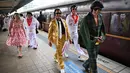 Penggemar Elvis Presley berkumpul di Stasiun Central untuk menghadiri The Parkes Elvis Festival di Sydney, Kamis (10/1). Festival ini diselenggarakan setiap tahun bertepatan dengan hari lahir musisi legendaris Elvis Presley. (PETER PARKS/AFP)