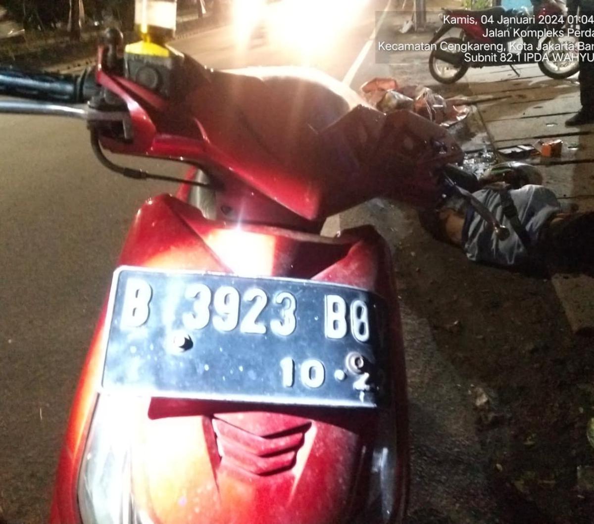 "TKP jalan Daan Mogot depan satpas, menabrak spanduk Caleg pukul 01.00 WIB," sambung dia.