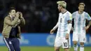 Seorang fans masuk ke lapangan menghampiri bintang Argentina, Lionel Messi, saat laga penyisihan Piala Dunia di Estadio Malvinas Argentinas, Mendoza, Argentina, Jumat (2/9/2016). (AP/Victor R. Caivano)
