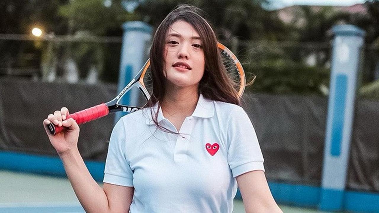 5 Potret Anissa Aziza Tampil Sporty saat Bermain Tennis, Curi Perhatian