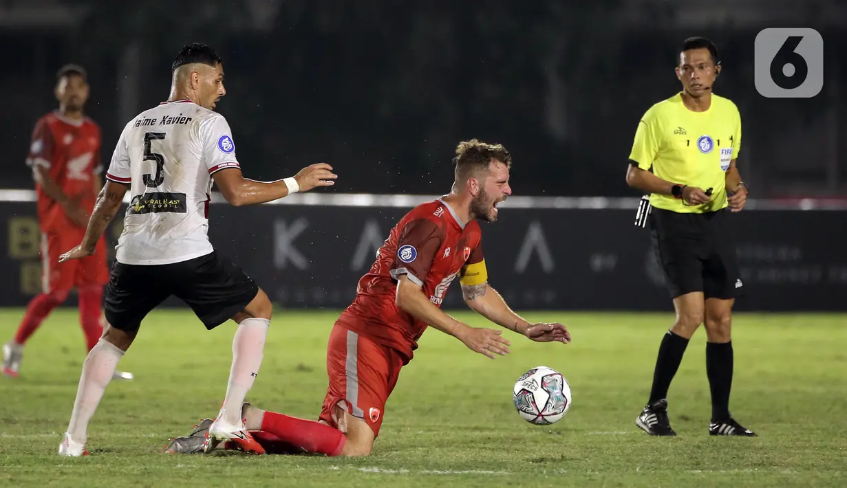 Pemain PSM Makassar, Willem Jan Pluim (tengahi) dilanggar  pemain Madura United, Jaimerson Da SIlva Xavier (kiri) dalam pertandingan BRI Liga 1 2021/2022 antara Madura United melawan PSM Makassar di Stadion Madya, Jakarta, Minggu (12/9/2021). Pertandingan berakhir 1-1. (Bola.com/Ikhwan Yanuar)