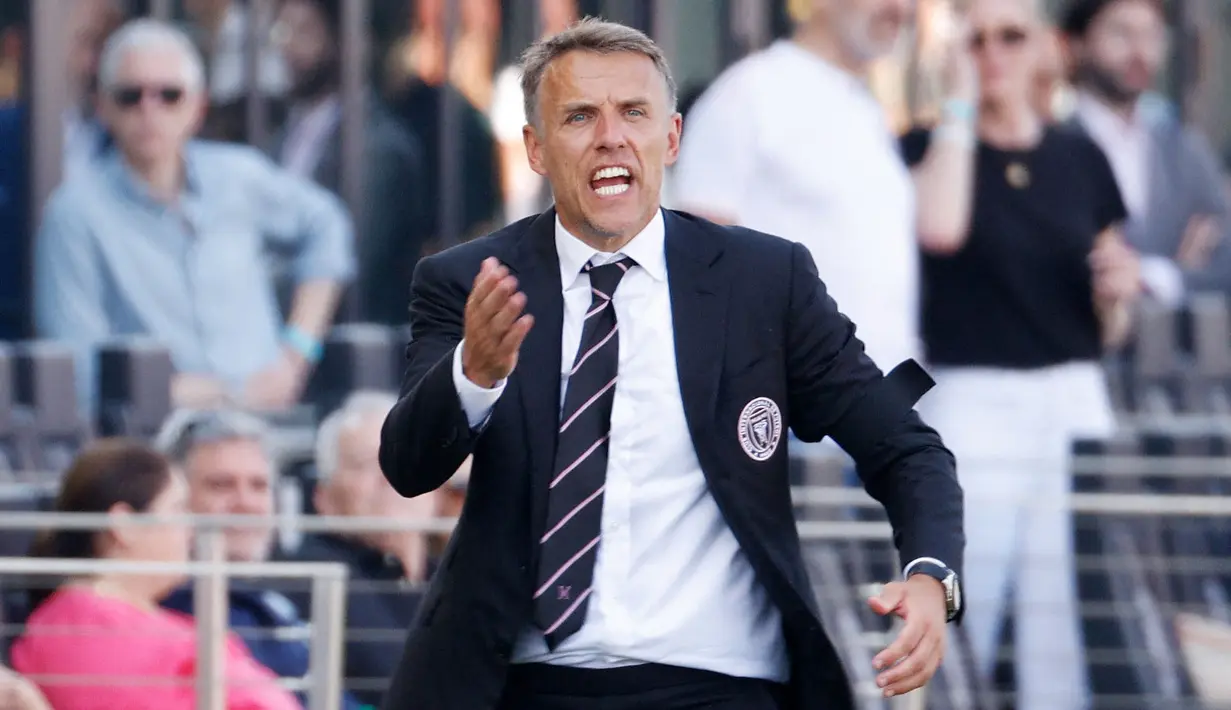 Phil Neville merupakan pemain yang berjasa membawa Manchester United meraih enam gelar Liga Inggris. Neville dan Ronaldo pernah bermain bersama selama dua musim sebelum hengkang ke Everton. Saat ini, ia menjabat sebagai pelatih MLS Inter Miami milik David Beckham. (AFP/Getty Images/Cliff Hawkins)