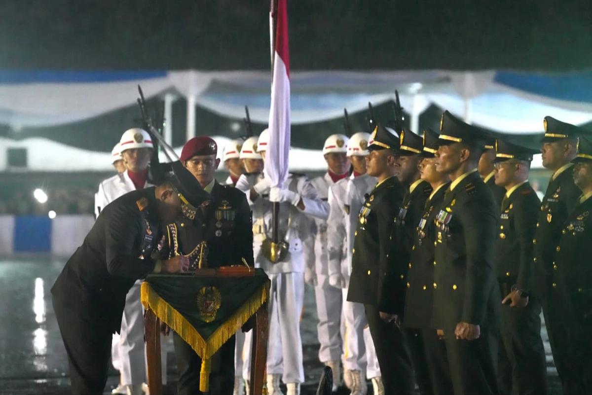 FOTO: Kasad Lantik 1202 Perwira Remaja TNI AD di Bandung