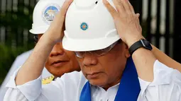Presiden Filipina Rodrigo Duterte bersiap menyaksikan penghancuran armada 20 mobil mewah dan SUV bekas selama perayaan ulang tahun ke-116 Biro Bea Cukai di Manila, Filipina, (6/2). (AP Photo/Bullit Marquez)