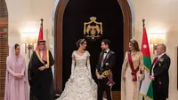Usai akad nikah, Pangeran Hussein dan Rajwa Al Saif menggelar resepsi pernikahan di Istana Al Husseiniya, Istana Zahran, Amman Yordania. [Foto: IG/queenrania/beautyinsideout.v].