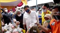 Menko Perekonomian, Airlangga Hartartosaat meninjau pasar murah di Salatiga bersama Wakil Menteri Perdagangan Jerry Sambuaga.