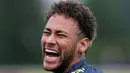 Pemain timnas Brasil Neymar tertawa saat mengikuti sesi latihan di London, Inggris (29/5). Neymar dan rekan-rekannya melakukan latihan jelang pertandingan persahabatan melawan Kroasia. (AP / Kirsty Wigglesworth)