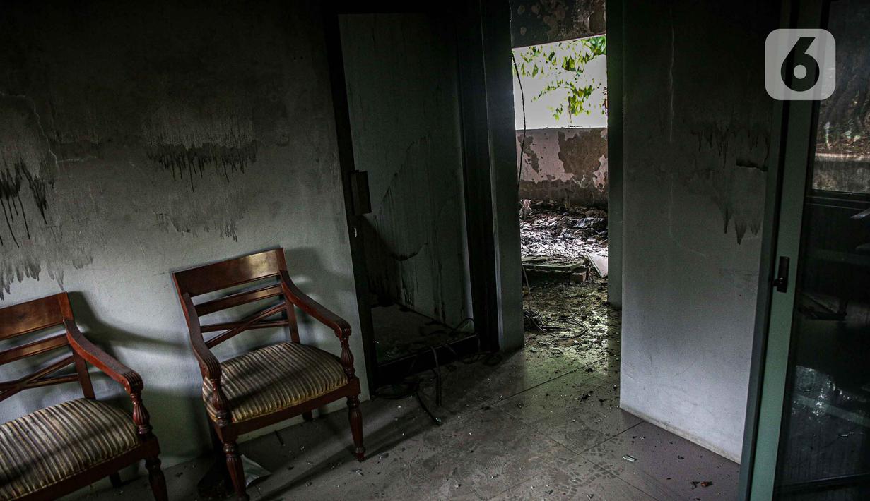 Kondisi Pos Polisi Subsektor Pejompongan pasca dibakar pihak tak dikenal usai aksi berujung ricuh di depan Gedung DPR/MPR RI, Jakarta, Selasa (12/4/2022). Pospol tersebut dibakar tepat setelah ada bentrokan yang melibatkan pihak kepolisian di sekitar lokasi kejadian. (Liputan6.com/Faizal Fanani)