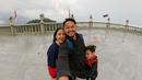 Penyanyi yang hits melalui tembang 'Jadikan Aku Yang Kedua' ini nampak sangat menikmati momen liburan bersama keluarga kecilnya. Ia pun sering mengunggah momen kebersamaan tersebut di akun Instagramnya. (Liputan6.com/IG/astridbasjar)