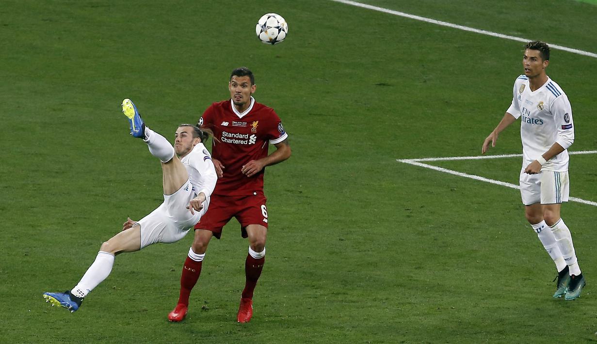 Penyerang Real Madrid, Gareth Bale, mencetak gol dengan tendangan salto ke gawang Liverpool pada laga final Liga Champions di Stadion NSC Olimpiyskiy, Kiev, Minggu (27/5/2018). Real Madrid menang 3-1 atas Liverpool. (AP/Darko Vojinovic)