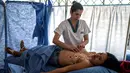Petugas medis, Leidy Garcia memeriksa payudara pasien di sebuah rumah sakit di Cali, Kolombia (14/11). Leidy Garcia dan Francia Papamija adalah dua dari lima wanita tunanetra yang dilatih dengan metode dokter Jerman Frank Hoffmann. (AFP/Luis Robayo)