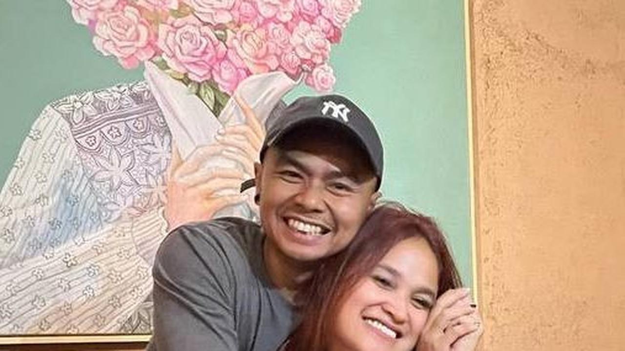 Mendapat Pujian Dari Netizen Karena Family Man Banget, Ini 8 Potret Wendy Cagur Bareng Anak dan Istri