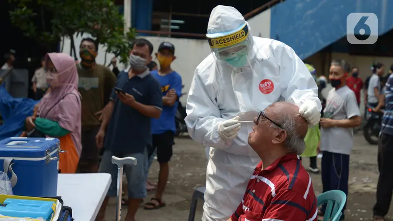 Pedagang dan Pemilik Kios Pasar Perumnas Klender Jalani Tes COVID-19 Fase Dua