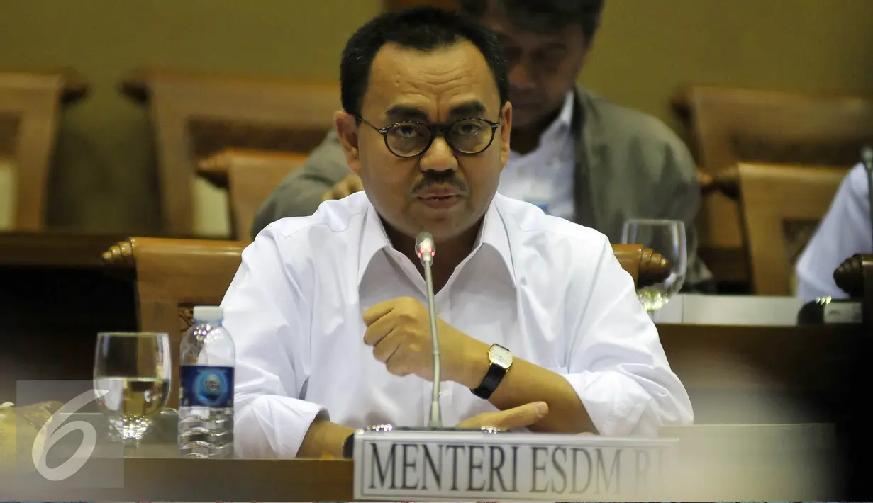 Menteri ESDM, Sudirman Said saat mengikuti Rapat Kerja dengan Komisi VII DPR RI di Kompleks Parlemen, Senayan, Jakarta, Selasa  (12/4). Rapat tersebut membahas Update Perkembangan soal Blok Masela dan Blok Mahakam. (Liputan6.com/Johan Tallo)