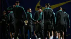 Penyerang Barcelona, Lionel Messi (tengah) bersama rekan-rekannya tiba mengikuti sesi latihan tim di Joan Gamper Sports City di Sant Joan Despi (4/11/2019). Barcelona akan bertanding melawan wakil Rusia, SK Slavia Praha pada Grup F Liga Champions di Camp Nou. (AFP Photo/Lluis Gene)