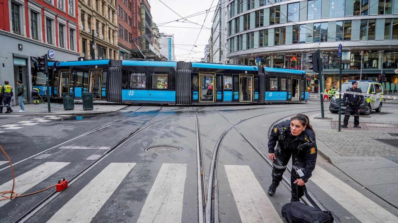 Trem tergelincir dan tabrak toko di Oslo