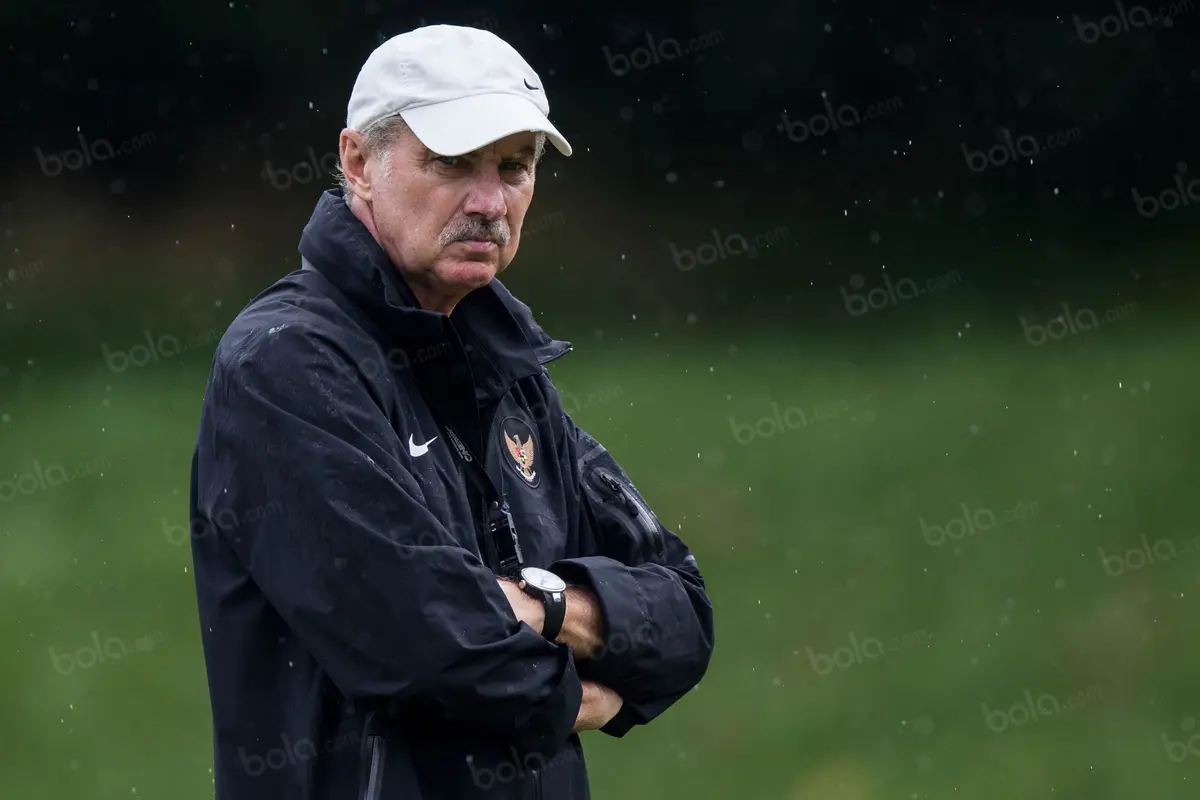 Mimik Serius Alfred Riedl saat Pimpin Latihan Timnas Indonesia