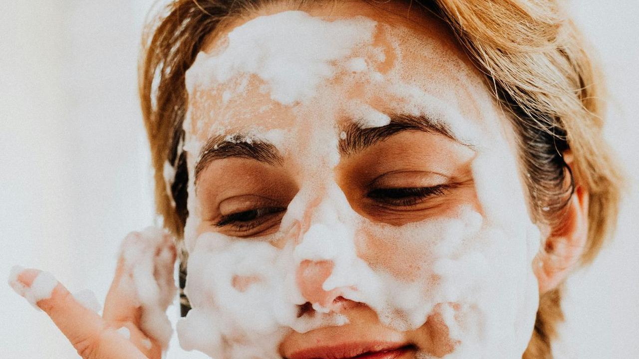 <b>Gunakan Facial Wash dengan Kandungan Bahan Oil Control&nbsp;</b>