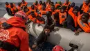 Petugas dari LSM Spanyol Proactiva Open Arms saat menyelamatkan pengungsi dan imigran setelah meninggalkan Libya yang mencoba mencapai tanah Eropa, 60 mil sebelah utara Al -Khum, Libya (18/2). (AP Photo/Olmo Calvo)