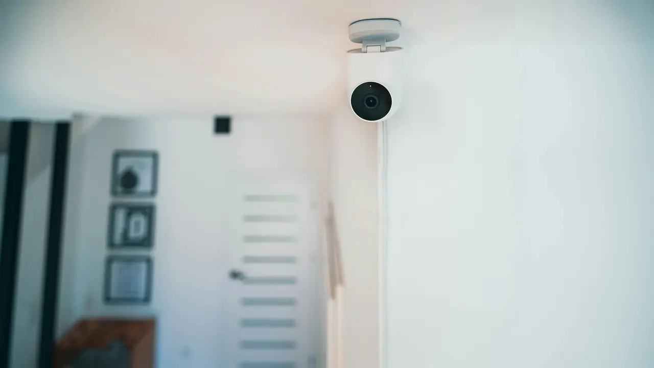 Perlukah Memasang CCTV untuk Memantau Anak di Rumah?