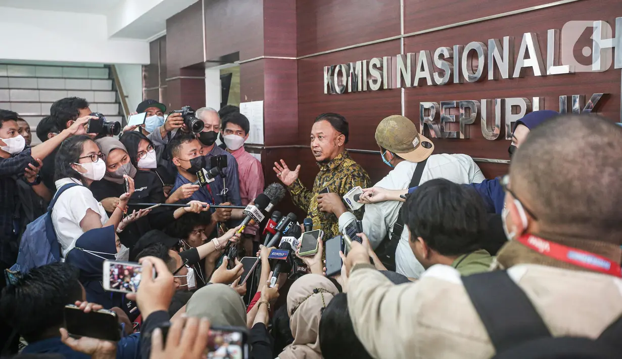Komisioner Komnas HAM, Choirul Anam memberikan keterangan terkait kasus dugaan pembunuhan Brigadir Nofriyansah Yoshua Hutabarat atau Brigadir J, di kantornya, Menteng, Jakarta Pusat, Kamis (11/8/2022). Pasalnya, Komnas HAM juga menemukan adanya indikasi kuat pengaburan atau penghalangan penyidikan (obstruction of justice) yang merupakan bagian dari pelanggaran HAM. (Liputan6.com/Faizal Fanani)