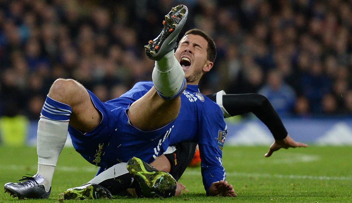 Gelandang Chelsea, Eden Hazard, terjatuh ditekel pemain Watford, Valon Behrami, pada laga Premier League. (Reuters/Tony O'Brien)