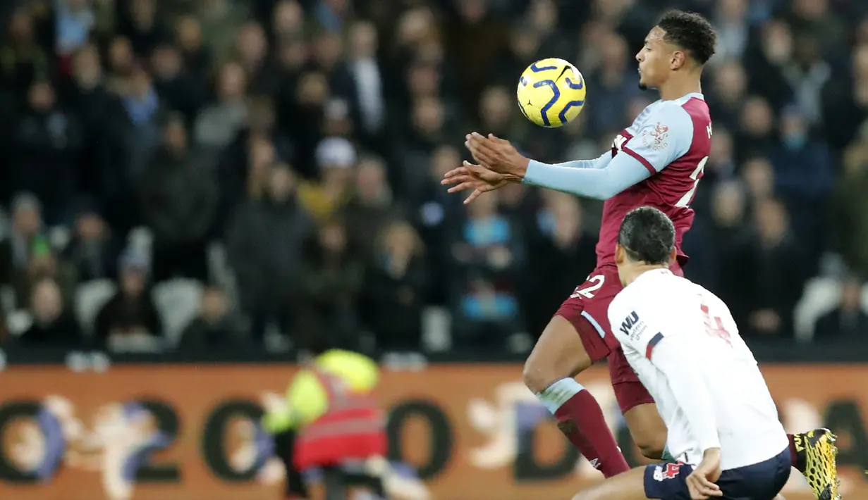 Pemain West Ham, Sebastien Haller mengontrol bola dari kawalan bek Liverpool, Virgil van Dijk  pada pertandingan Liga Inggris di Stadion London, Rabu (29/1/2020). Liverpool menang 2-0 atas West Ham dan tetap kokoh di puncak klasemen dengan poin 70. (AP Photo/Frank Augstein)