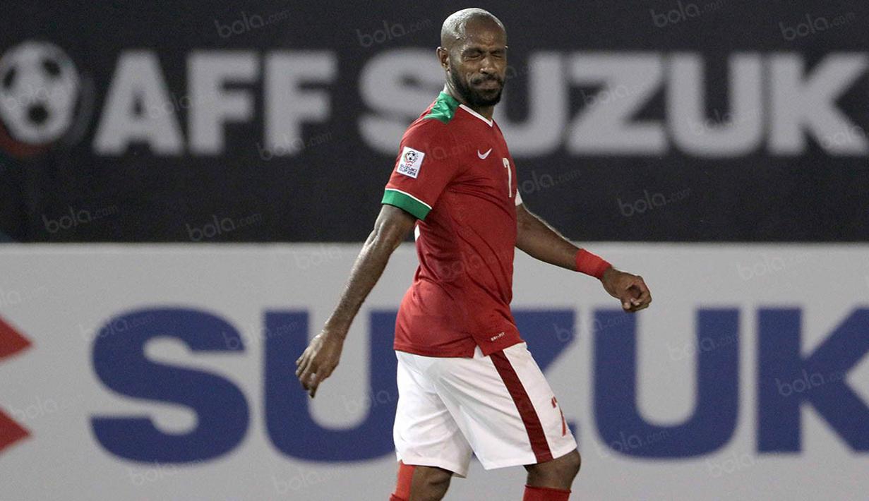 Striker Timnas Indonesia, Boaz Solossa, saat tampil melawan Filipina pada laga Piala AFF 2016 di Philippine Sports Stadium, Filipina, Selasa (22/11/2016). Kedua tim bermain imbang 2-2. (Bola.com/Nicklas Hanoatubun)