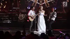Penyanyi Agnez Mo saat berkolaborasi dengan grup musik NOAH pada malam puncak HUT ke 27 SCTV di Hall D, Jiexpo Kemayoran, Jakarta, Kamis (24/8). Mereka membawakan lagu berjudul "Khayalan Tingkat Tinggi". (Liputan6.com/Herman Zakharia)