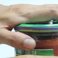 Ilustrasi membuka tutup jar. (via: twitter)