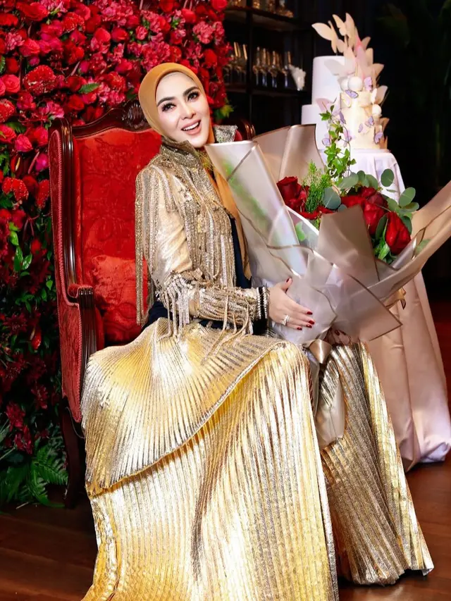 Gaya Glamor Syahrini Pakai Busana Nuansa Emas saat Rayakan Ulang Tahun ke-40 Tahun