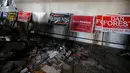 Sejumlah brosur terbakar menyusul serangan bom tangan di Kantor Partai Republik di North Carolina, AS, Senin (17/10). Belum diketahui pasti pelaku di balik insiden yang terjadi menjelang pilpres AS pada 8 November mendatang. (REUTERS/Chris Keane)