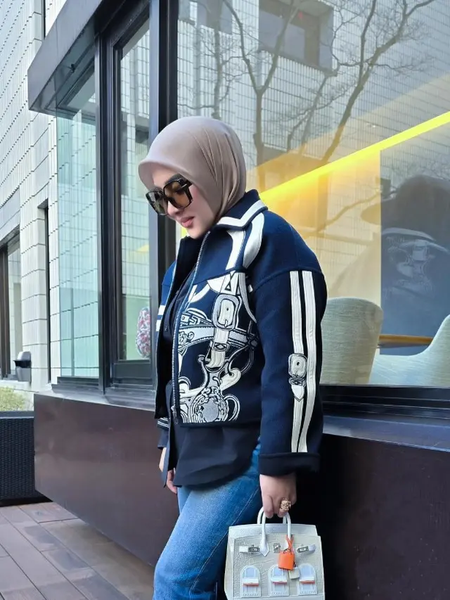 Inspirasi Padu Padan Atasan Hitam ala Syahrini