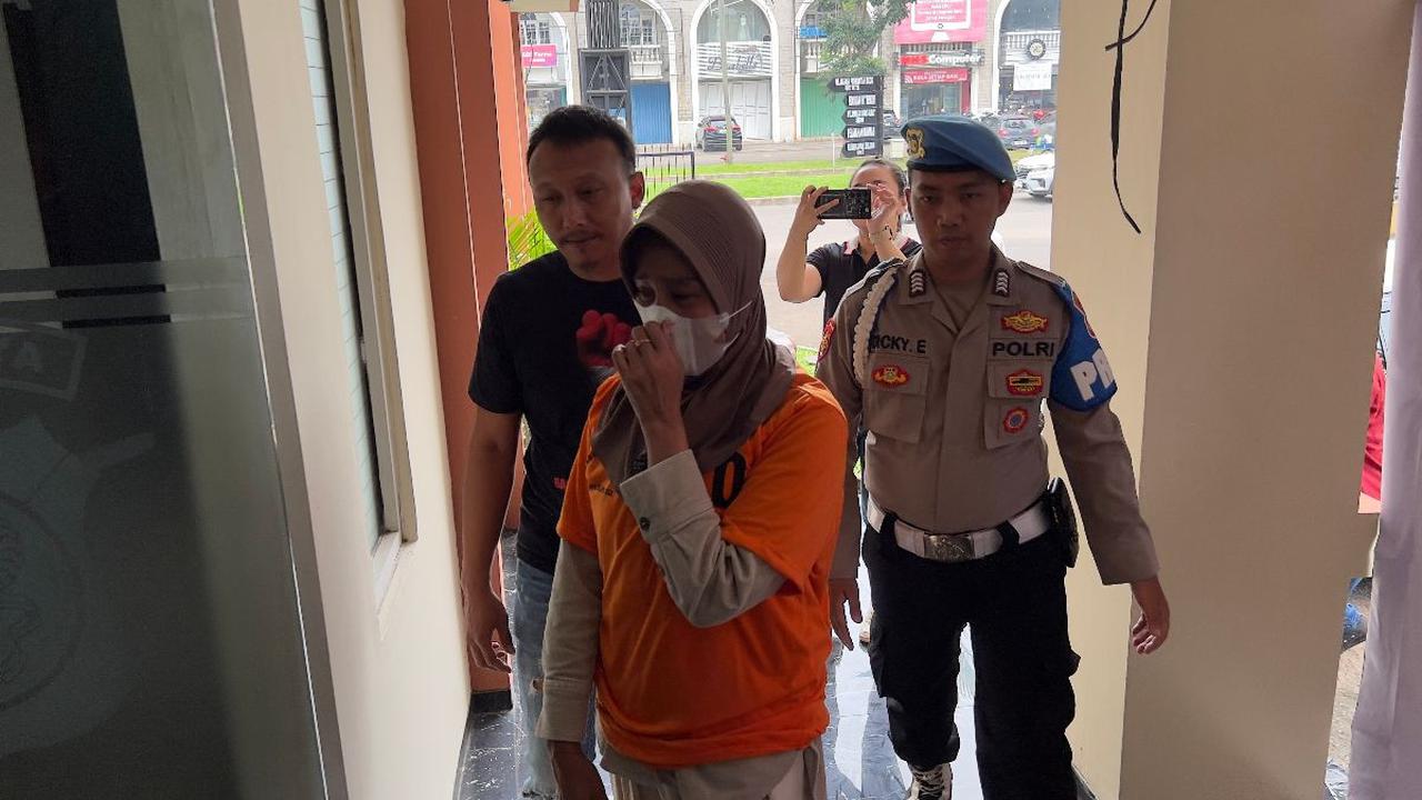 Sementara itu, Kanit Reskrim Polsek Kelapa Dua, AKP Pardiman mengungkapkan senjata tajam berbahan dasar besi stainles itu dibeli pelaku langsung di wilayah Bogor, Jawa Barat.