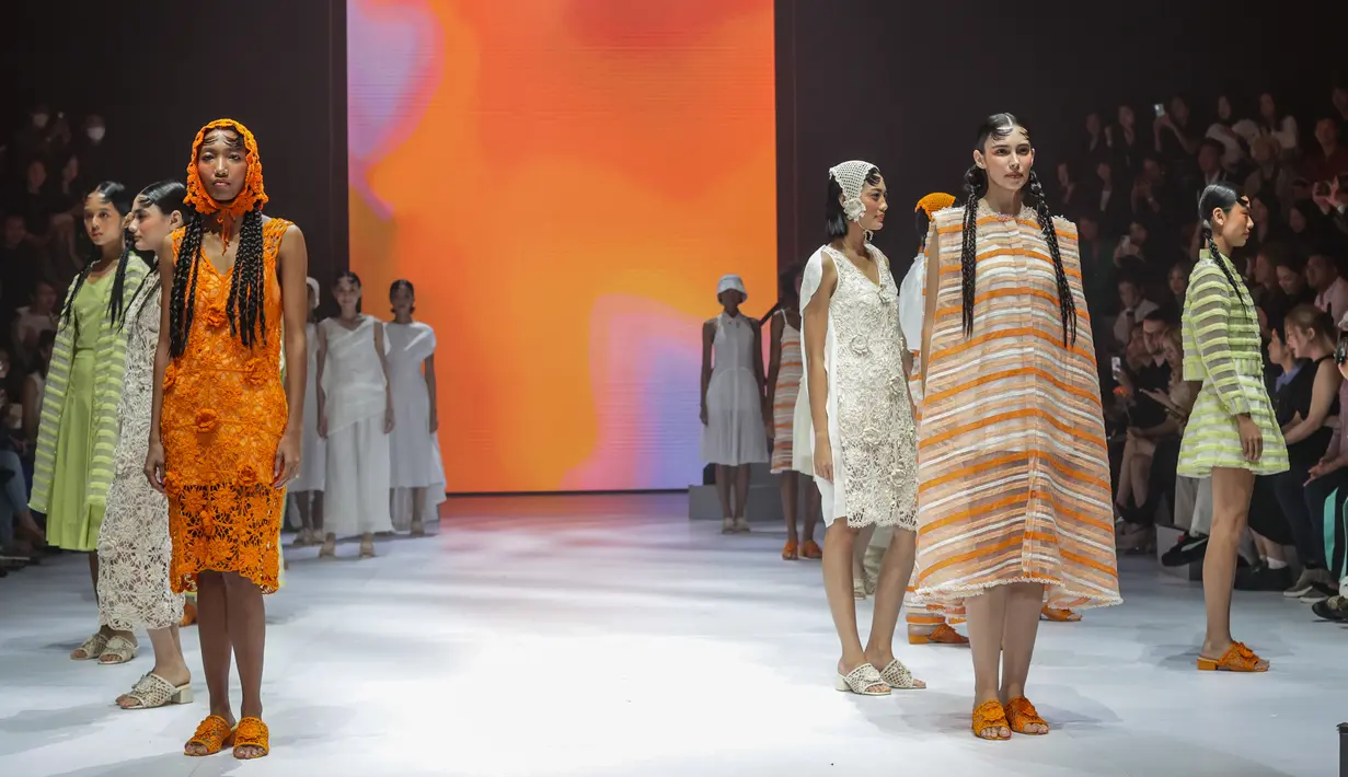 Patrick Owen memberikan semburat warna cerah yang menyegarkan pada ajang PIFW kali ini. Koleksi yang kental dengan semangat musim panas ini hadir dengan aksentuasi dan detail yang apik. Bermain dengan beragam material dan teknik aplikasi membuat keseluruhan koleksi begitu memikat. [Foto: dok Plaza Indonesia]