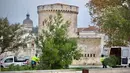 Sejumlah pohon tumbang di depan salah satu menara La Rochelle di La Rochelle, Prancis Barat Tengah pada tanggal 2 November 2023 (YOHAN BONNET/AFP)