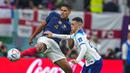 Raphael Varane di Piala Dunia 2022. Bek tengah Prancis berusia 29 tahun yang baru memperkuat Manchester United pada awal musim 2022/2023 ini kembali masuk skuad Prancis di Piala Dunia 2022 Qatar setelah sebelumnya juga menjadi Bagian Les Bleus saat menjuarai Piala Dunia 2018. Menjalani Piala Dunia ketiganya di Qatar, Raphael Varane hanya absen 1 kali di laga perdana fase grup, untuk kemudian selau bermain hingga babak semifinal. Besar kemungkinan ia juga akan tampil sebagai starter menghadapi Argentina di partai final Piala Dunia 2022. (AP Photo/Natacha Pisarenko)