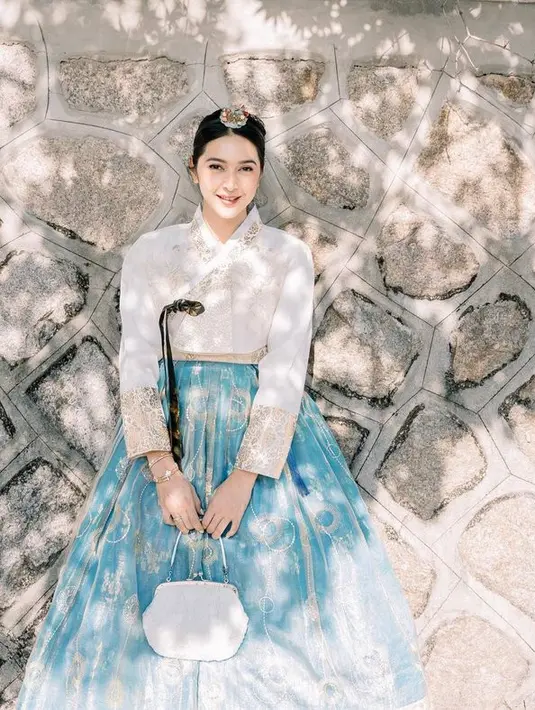 Nabila Syakieb memakai hanbok saat sesi pemotretannya di Korea (Instagram/ nsyakieb85)