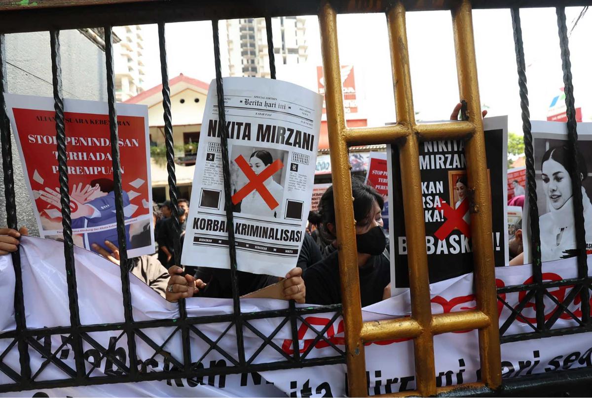 FOTO: Sidang Diwarnai Demo, Nikita Ajukan Eksepsi atas Dakwaan Pemerasan dan TPPU