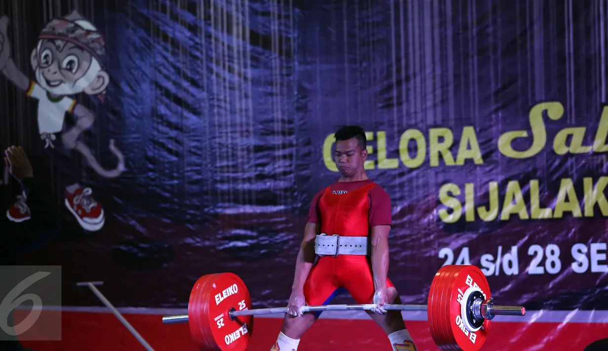 Lifter Lampung, Viky Aryanto saat mengangkat beban seberat 291kg di kelas 66 kg putra PON XIX di GOR Sabilulungan, Kab Bandung, Minggu (25/9). Viky merebut emas di kelas 66 kg dengan total angkatan 798 kg. (Liputan6.com/Helmi Fithriansyah)